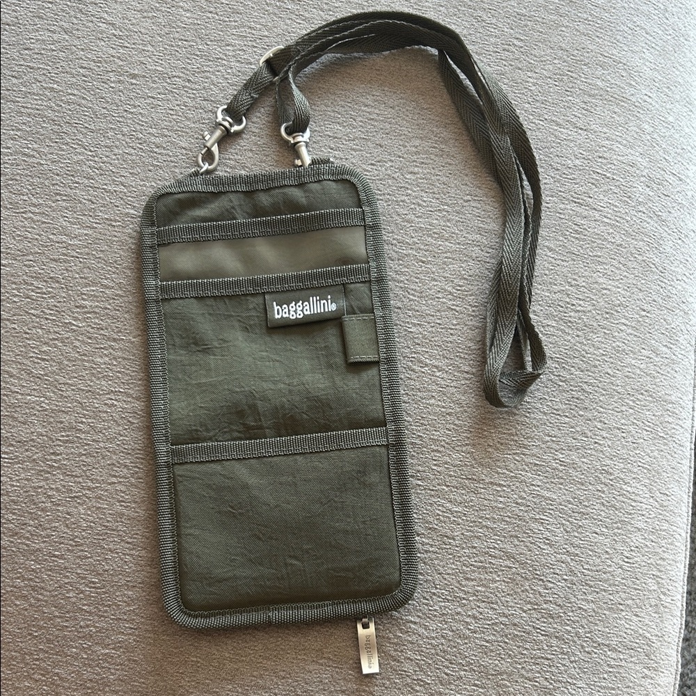 BAGGALLINI Olive Passport Wallet